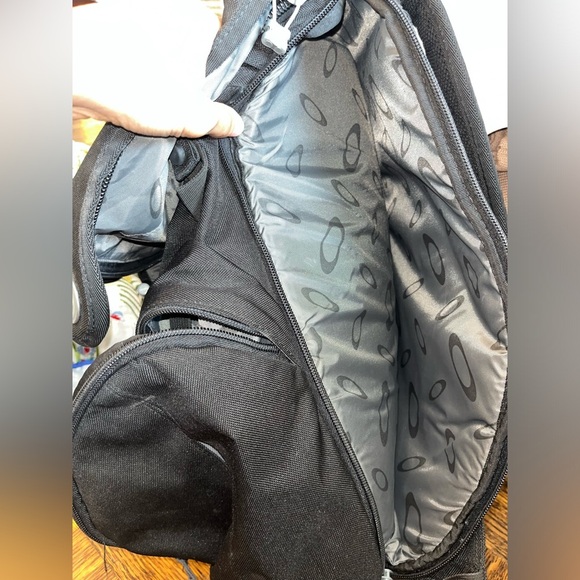 Oakley Vintage Black Men's Backpack - Picture 16 of 16